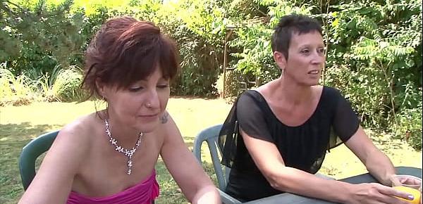 Omas lutschen dicke schwarze Schwänze und lassen sich von denen in ihre alten Mösen hinein ficken mit richtig viel Sperma von BBC